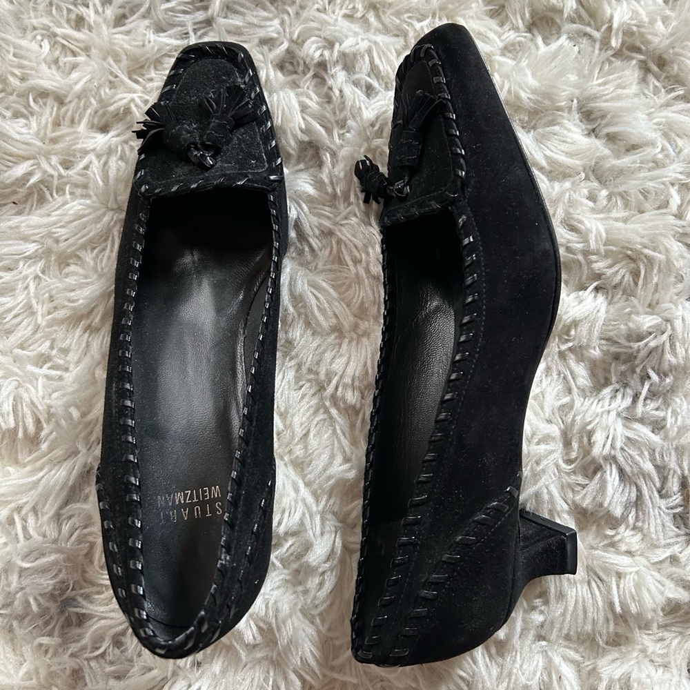 Stuart Weitzman black suede pumps kitten heel whipstitch trim tassel 9